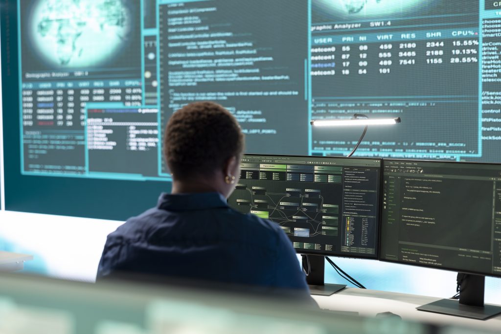 Команда спеціалістів діагностує dns проблеми хостингу після переїзду сайту на сервер