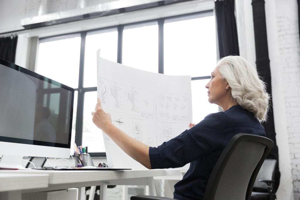 Бізнес-жінка аналізує графік ефективності мультихмарного хостингу для бізнесу