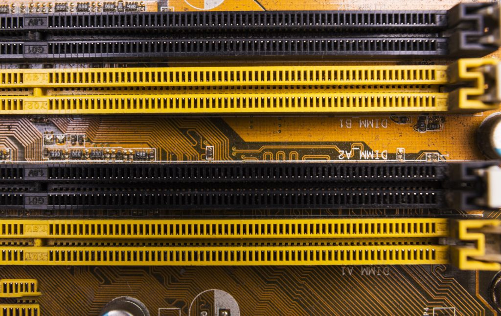 Технологічний фон що символізує хостинг тренди 2025 та ARM процесори