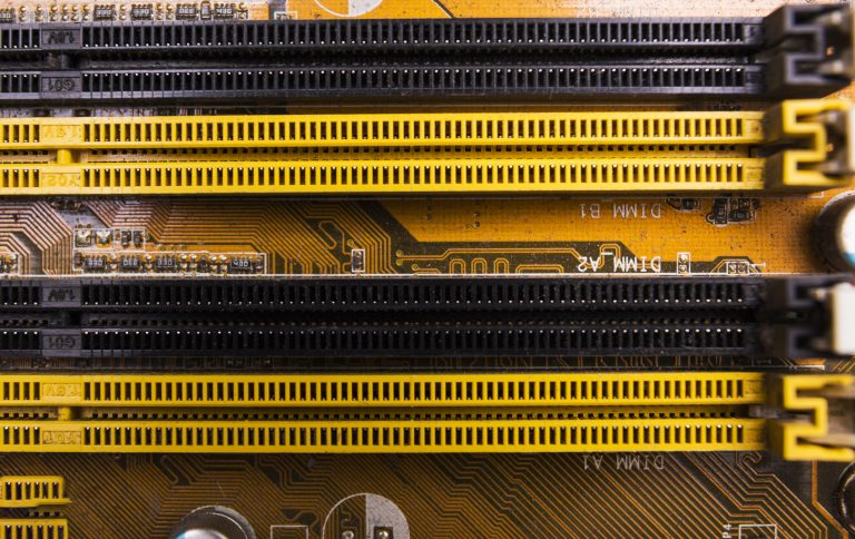 Технологічний фон що символізує хостинг тренди 2025 та ARM процесори