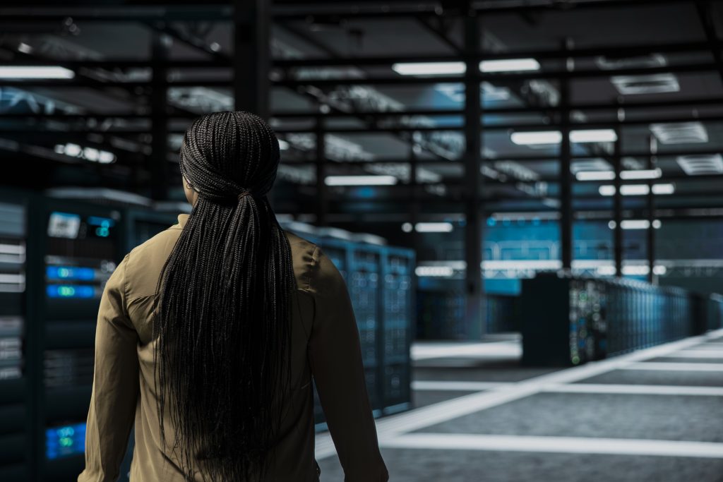 IT-спеціаліст у серверній кімнаті обирає хостинг для заробітку