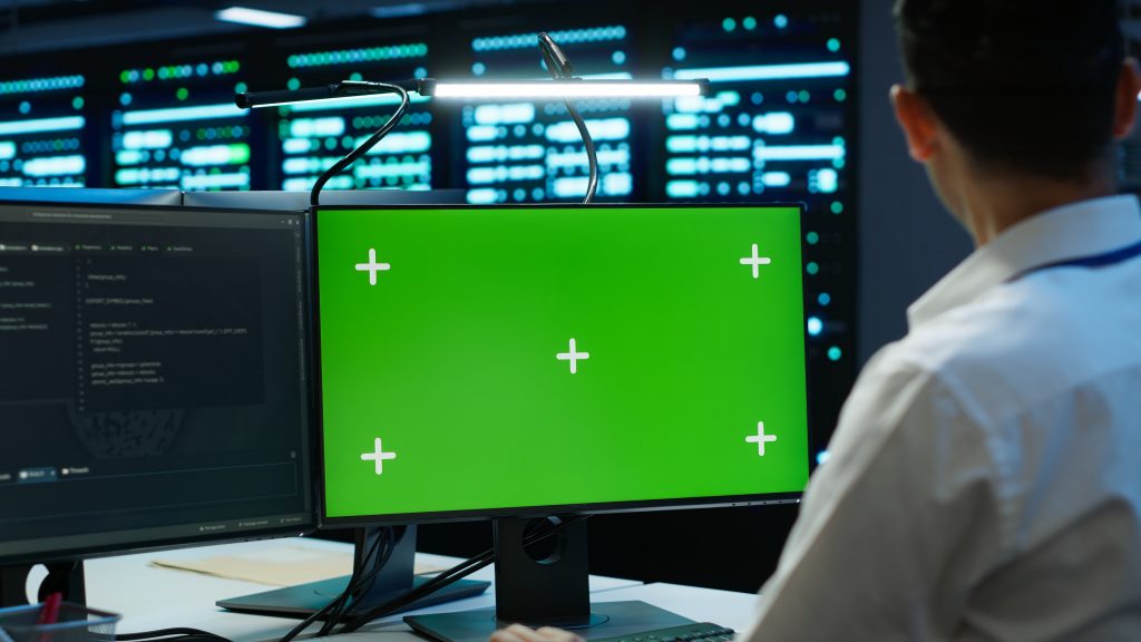 Працівник перевіряє php версію хостинг серверів у серверній кімнаті