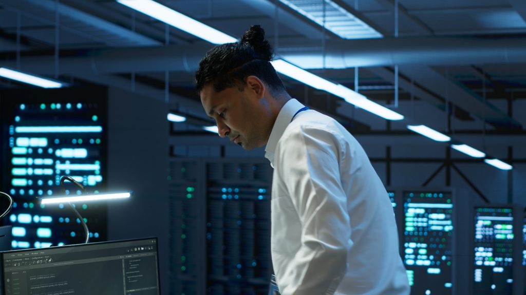 Спеціаліст у дата-центрі виконує діагностику сервера для усунення помилки 500 на хостингу