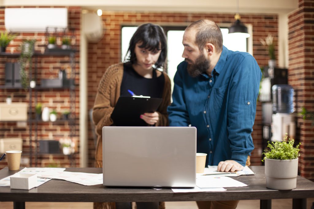 Колеги обговорюють як обрати тип хостингу для бізнесу