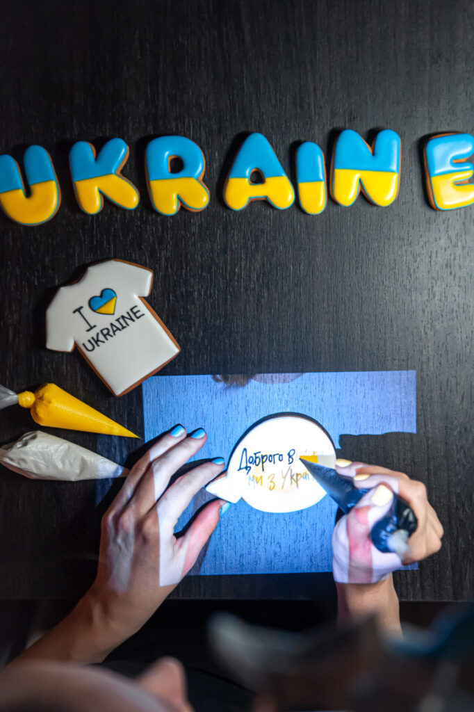 Пряники з українською символікою як метафора безкоштовного розміщення сайту в Україні