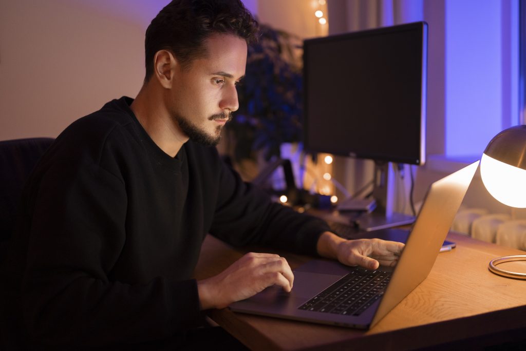 Адміністратор працює вночі щоб захистити VPS від злому хакерів