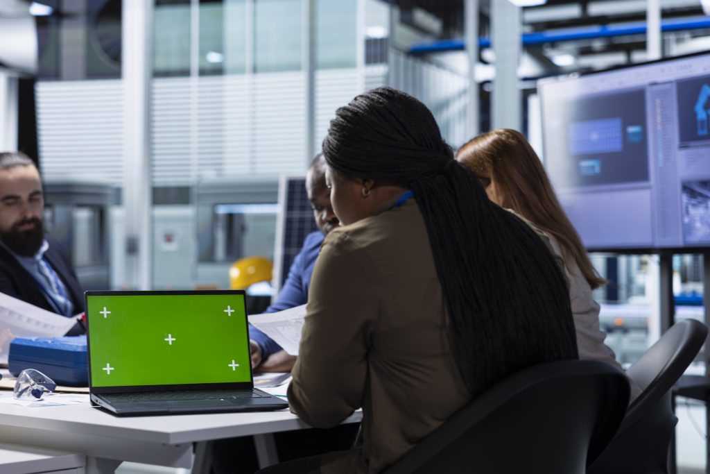 Інженер досліджує налаштування docker compose на планшеті для деплою