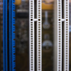 Технологічний фон що ілюструє порівняння VPS чи виділений сервер для бізнесу