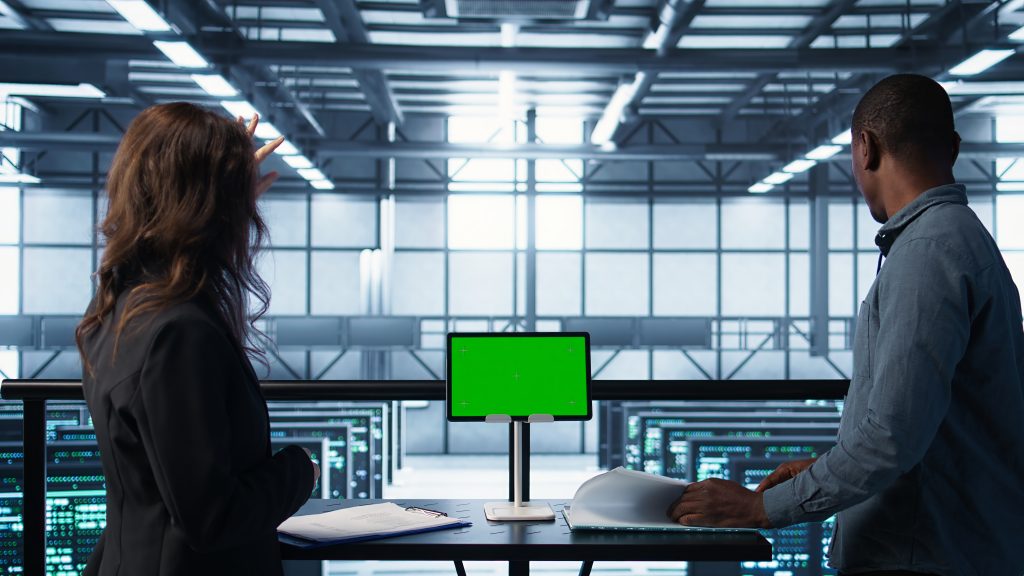 Інженери в серверній кімнаті перевіряють вартість хостингу та документацію