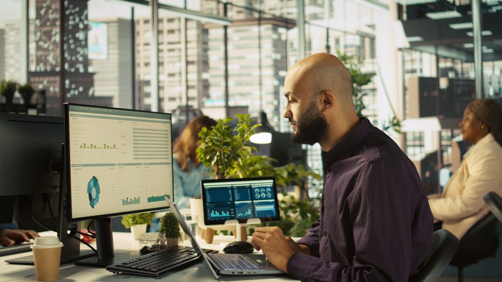 Задоволений бухгалтер після оптимізації витрат на хостинг для ecommerce проєкту