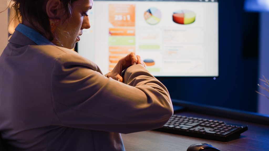 Спеціаліст перевіряє як перевірити ip адресу хостингу на комп'ютері в офісі