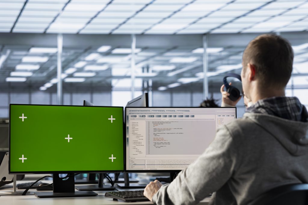 Адміністратор налаштовує DNS записи wildcard домен на сервері