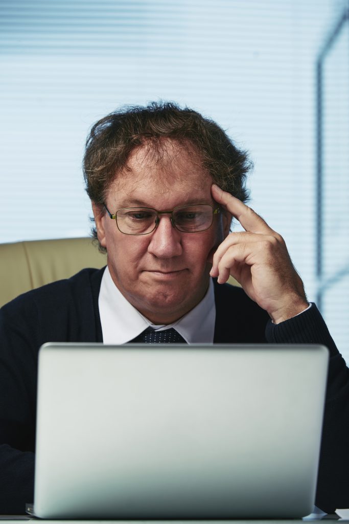 Чоловік читає статтю чому не відповідає хостинг-провайдер на тікети