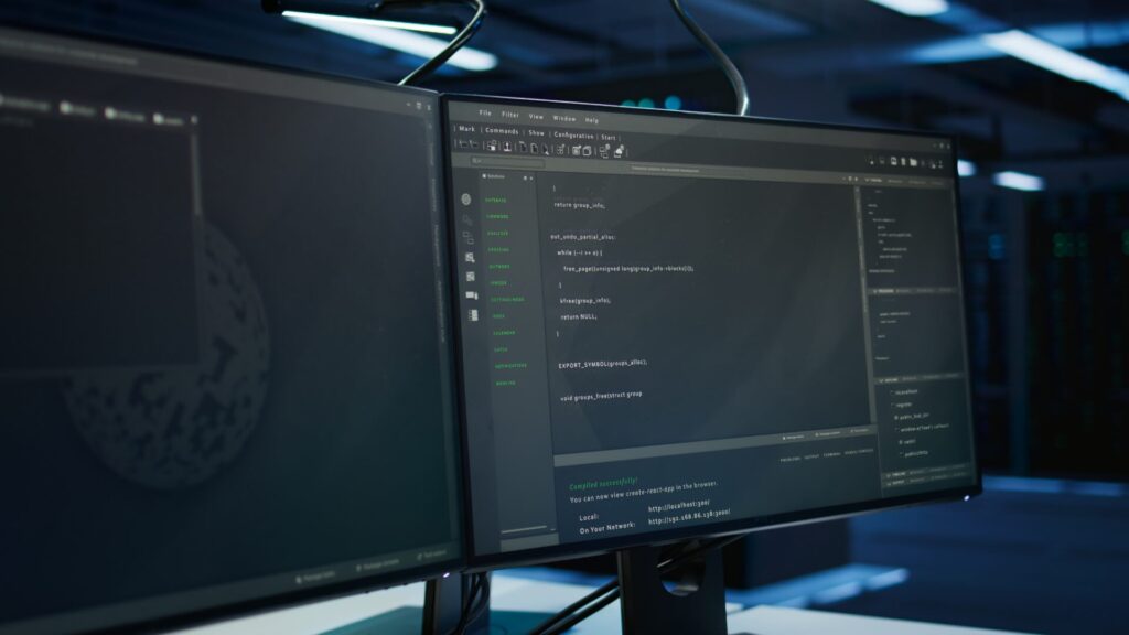 Код API панелей керування хостингом на екранах у серверній кімнаті