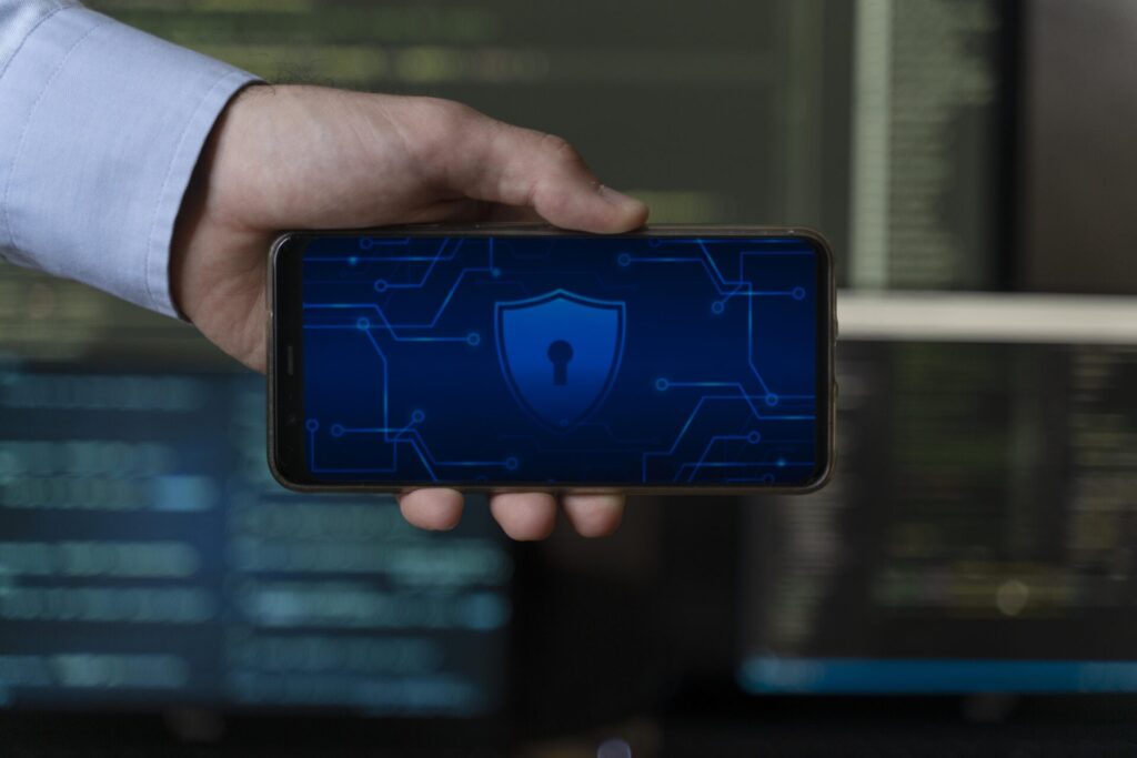 Смартфон у руці з хостинг API інтеграцією для керування сервером