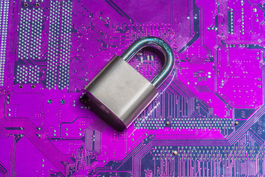 Замок на комп'ютерній платі символізує безпеку хостинг панелей cpanel альтернативи