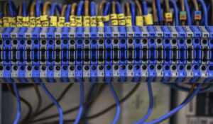Електрична панель з запобіжниками як аналогія налаштування DNS хостингу